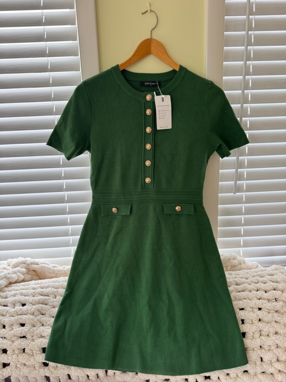Short-Sleeve Green Knit Mini Dress with Gold Buttons